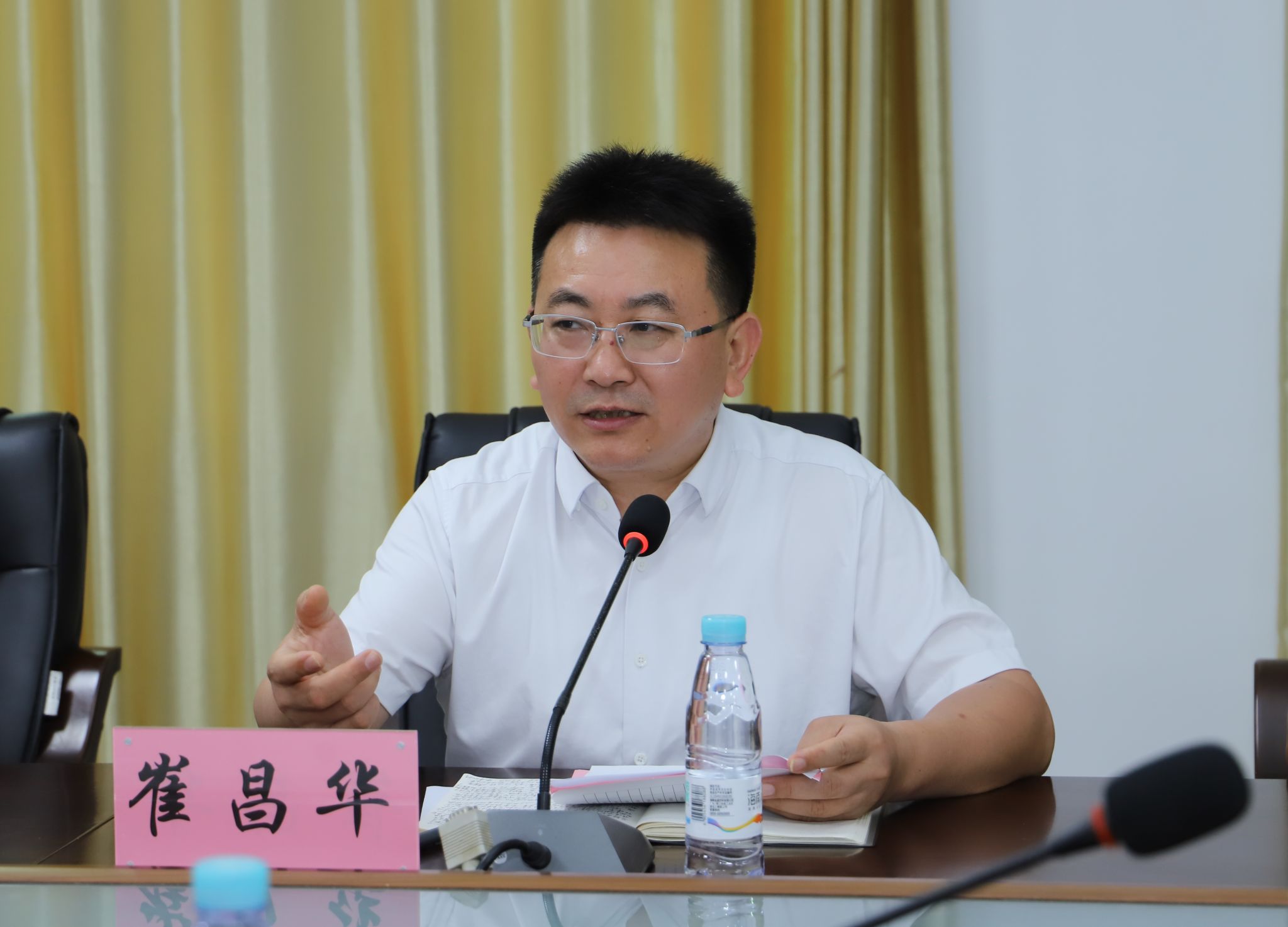 海经贸举行“书记·校长有约”——崔昌华与青年学生面对面座谈