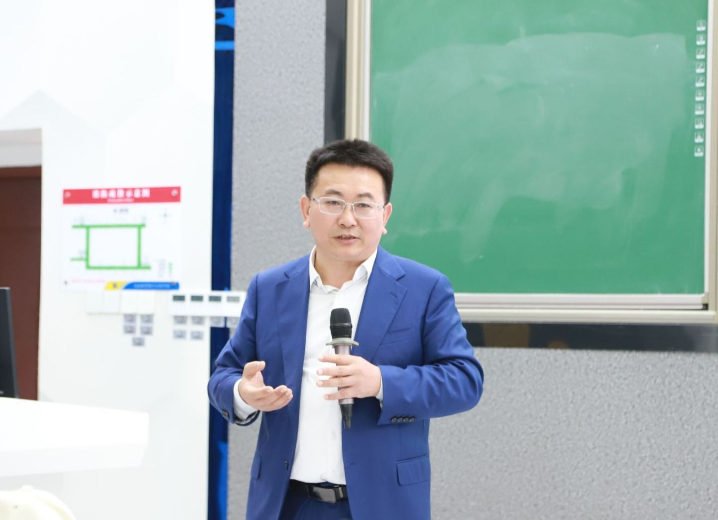 崔昌华为学生讲授“开学第一课”