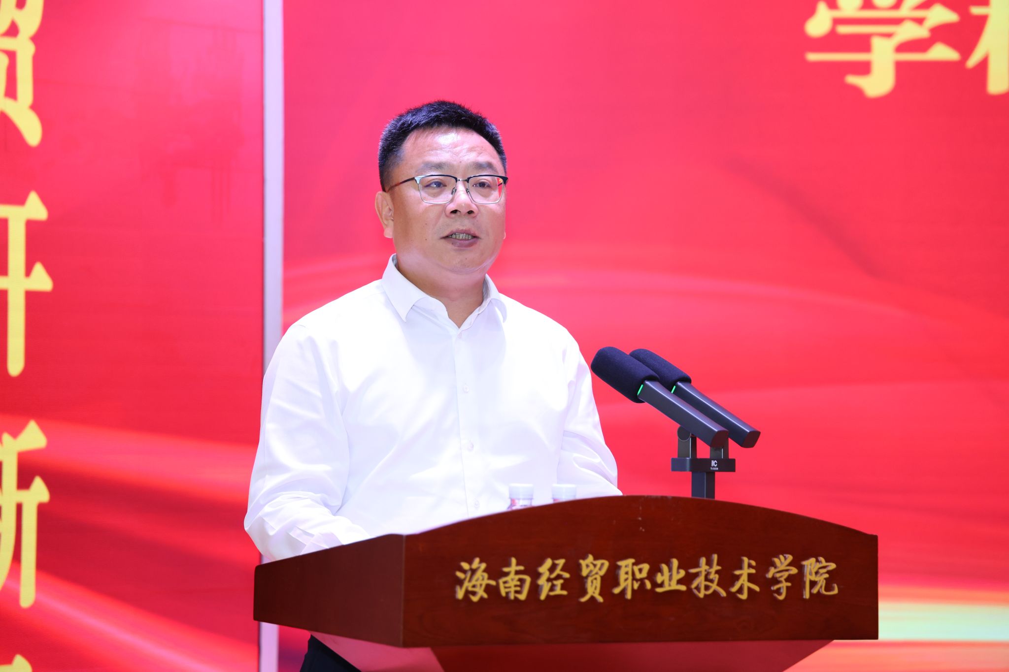 海经贸隆重举行2026年五四表彰大会暨青春逐梦报告会